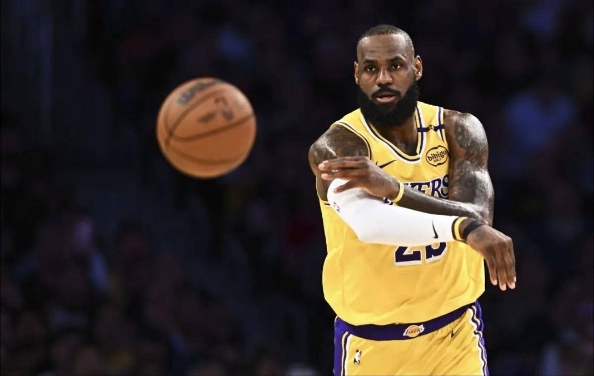 官网入口詹姆斯重返赛场，夺冠首场状态出色，日本队观众沸腾！的简单介绍